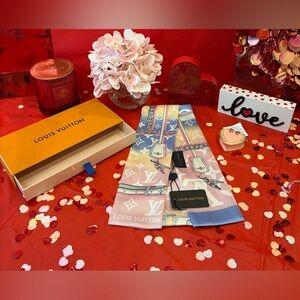 NWT LOUIS VUITTON Bandeau 100% Silk Monogram Scarf with LOUIS VUITTON Drawer❤️